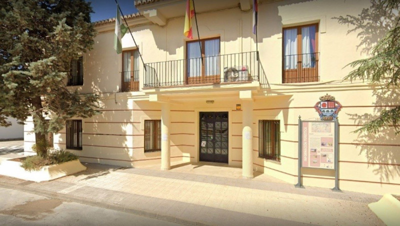 Vista de la fachada del edificio del Ayuntamiento de Cacín (RRSS AYUNTAMIENTO DE CACÍN) Vista de la fachada del edificio del Ayuntamiento de Cacín (RRSS AYUNTAMIENTO DE CACÍN)