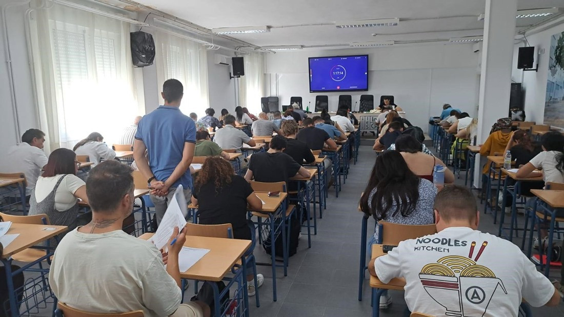 Aspirantes en un examen >(JUNTA DE ANDALUCÍA)