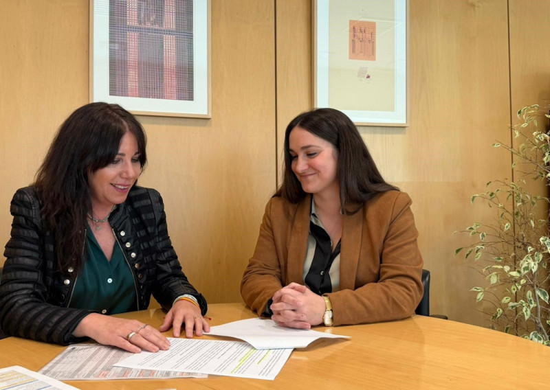 La diputada provincial de Transformación Digital de Granada, Mónica Castillo de la Rica, junto a la portavoz del equipo de gobierno, María Vera (DIPUTACIÓN DE GRANADA)
