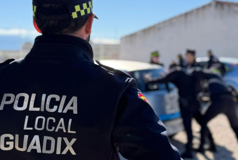 Agentes de la Policía Local de Guadix durante una intervención (FB POLICÍA LOCAL DE GUADIX) Agentes de la Policía Local de Guadix durante una intervención (FB POLICÍA LOCAL DE GUADIX)