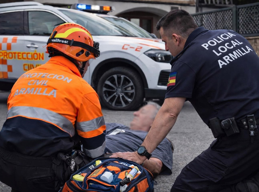 Miembros de la Policía Local y de Protección Civil de la ciudad granadina de Armilla han actuado en una emergencia después de que un hombre sufriera una hemorragia cerebral y lo movilizaron y trasladaron a un centro hospitalario (POLICÍA LOCAL DE ARMILLA)