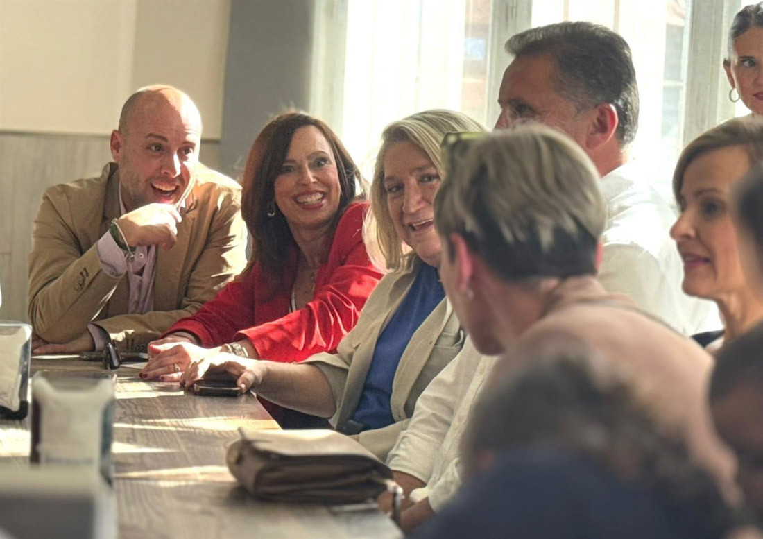 La cabeza de lista del PP de Granada a las elecciones del 17 de mayo, Rocío Díaz, acompañada por el presidente local de los populares de Ogíjares, Estéfano Polo, en un encuentro con vecinos de la localidad (PP GRANADA)