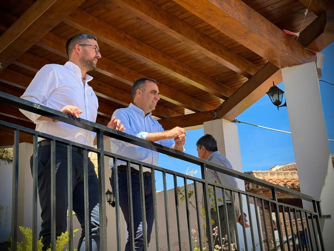 El presidente de la Diputación de Granada, Francis Rodríguez, ha visitado Los Guájares junto al alcalde, Antonio Mancilla, para conocer la ejecución de las obras. (DIPUTACIÓN DE GRANADA)