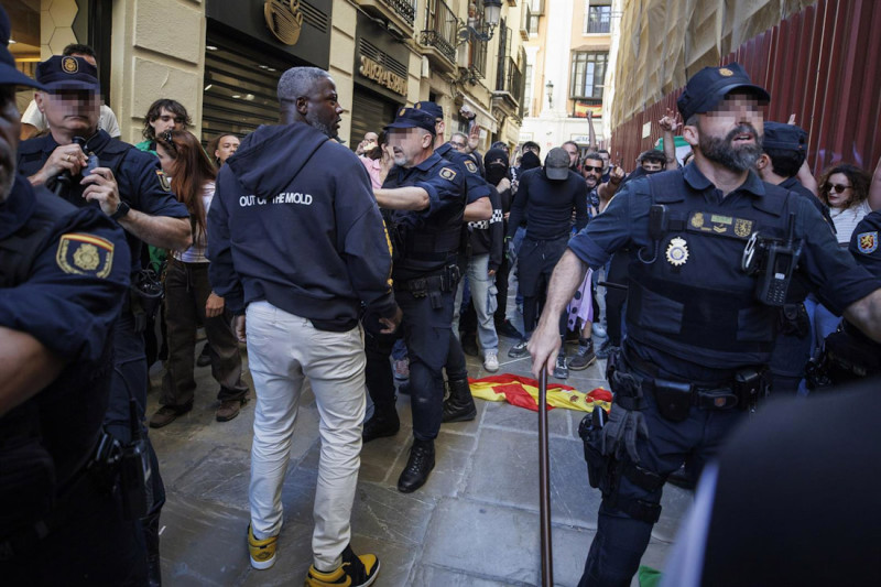 Altercados en el mitin de Vox en la granadina Plaza de las Pasiegas. A 16 de abril de 2026 en Granada, Andalucía (ÁLEX CÁMARA - EUROPA PRESS)