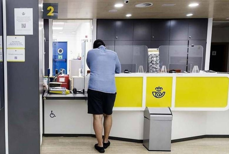 Atención al público en una oficina de Correos. Archivo (CORREOS) Atención al público en una oficina de Correos. Archivo (CORREOS)