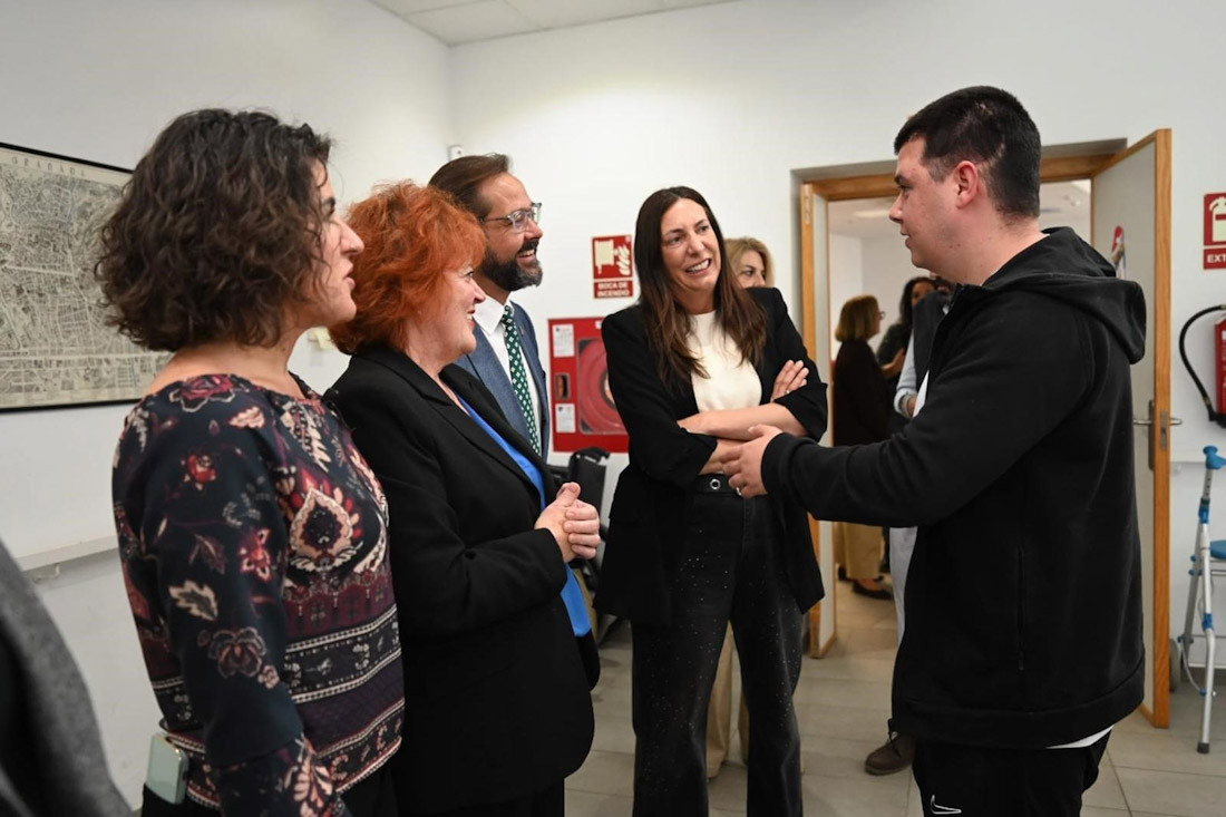 La consejera de Inclusión Social, Juventud, Familias e Igualdad, Loles López, ha visitado este viernes en Granada la sede de la Asociación de Daño Cerebral Granada (JUNTA)