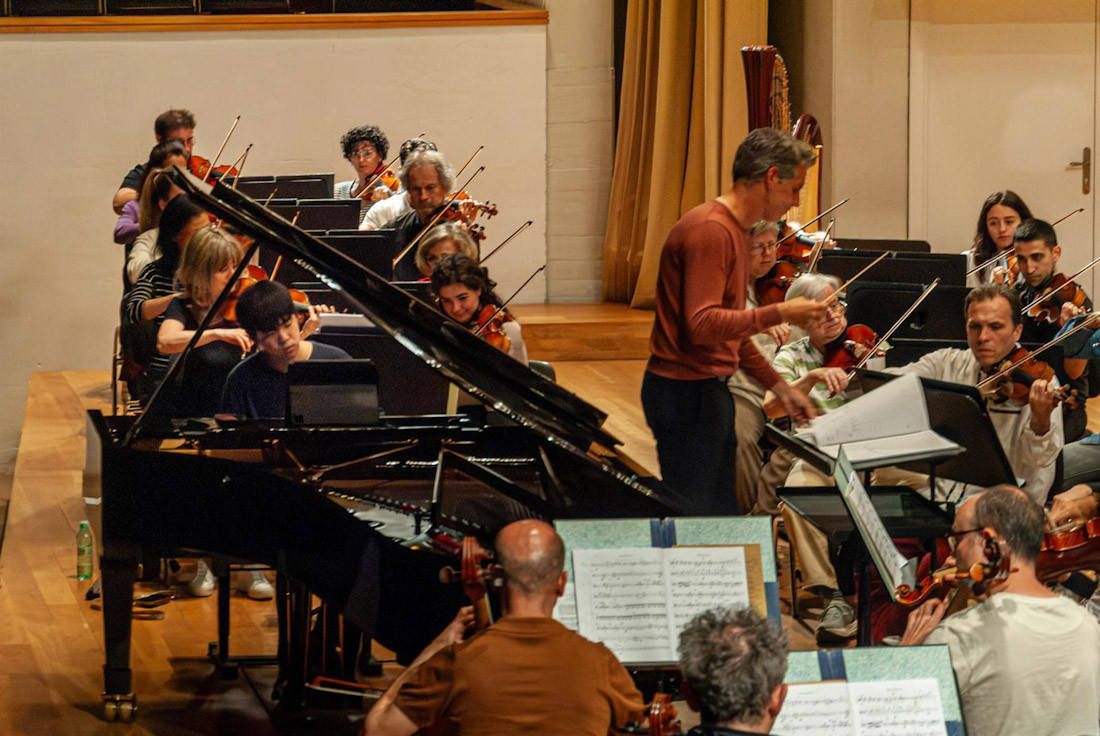 La OCG dirigida por Lucas Macías con Kevin Chen al piano (ORQUESTA CIUDAD DE GRANADA)