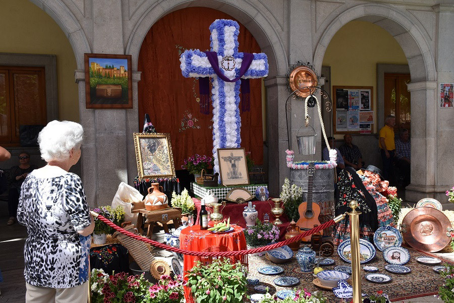 Cruz en la plaza de España (ALBOLOTE INFORMACIÓN)