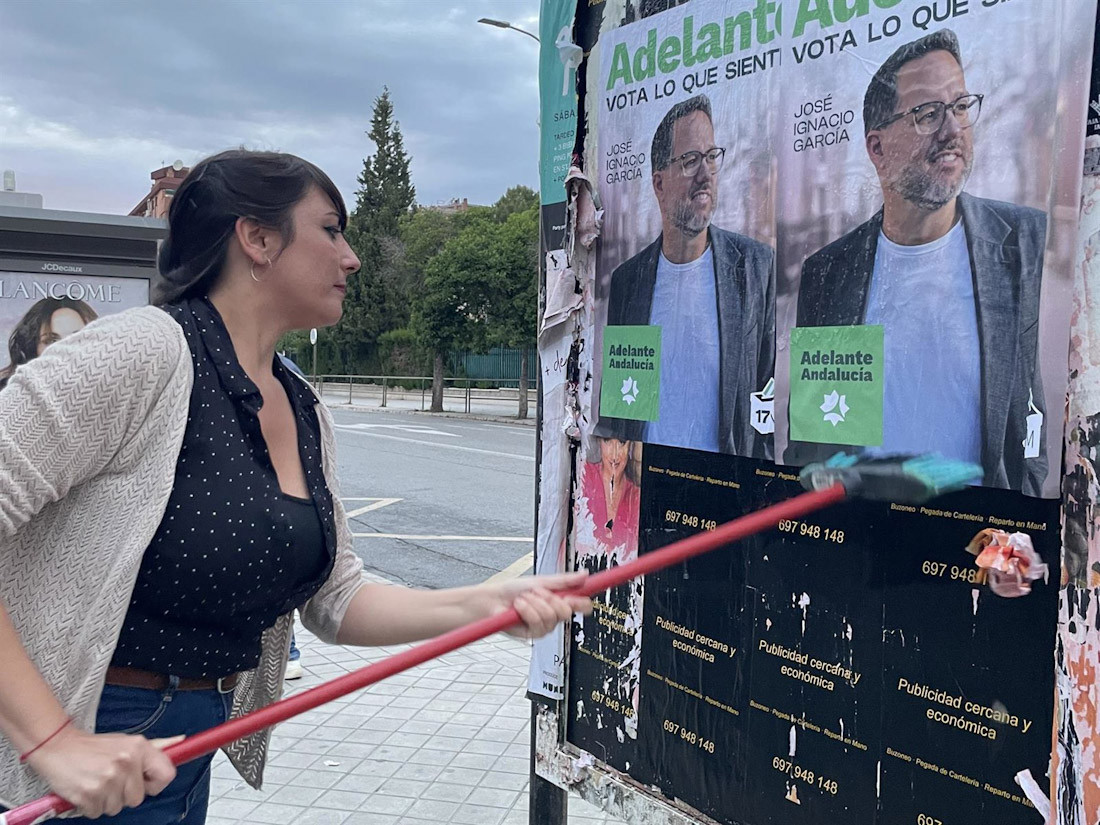 La candidata de Adelante por la provincia de Granada, Inma Manzano, en una pegada de carteles en Comedores Universitarios (ADELANTE ANDALUCÍA)