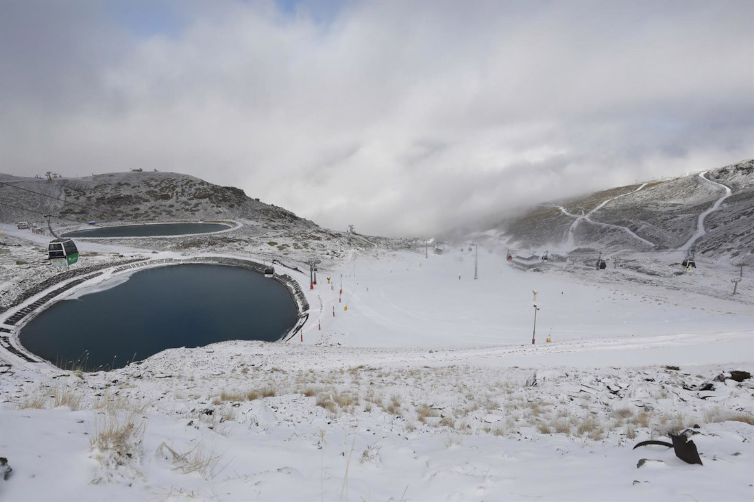 Imagen de archivo de la balsa en Borreguiles, en Sierra Nevada (ÁLEX CÁMARA - EUROPA PRESS)