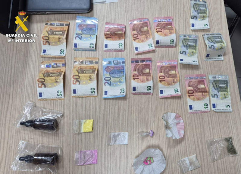 Dinero y droga intervenidos (GUARDIA CIVIL)
