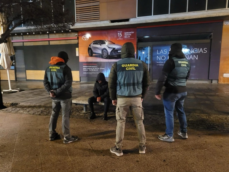 Agentes de la Guardia Civil custodian a un yihadista tras su detención. Archivo (GUARDIA CIVIL)