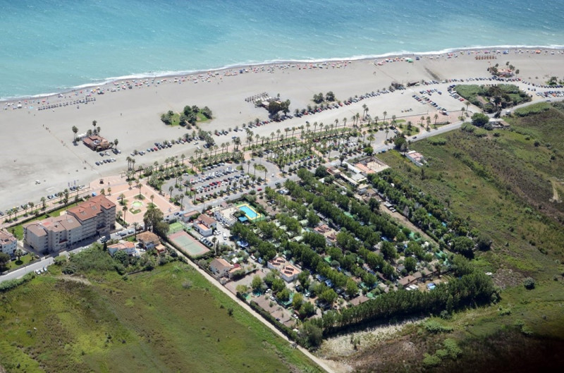Vista del entorno de la Playa de Poniente en Motril, en la Costa Tropical de Granada (CAMPING PLAYA DE PONIENTE)