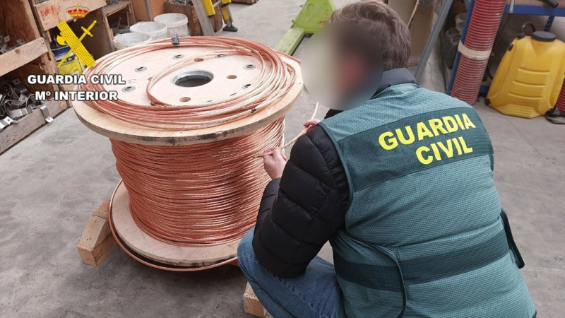 Imagen de archivo de un guardia civil ante una bobina industrial de cobre (GUARDIA CIVIL DE LEÓN)