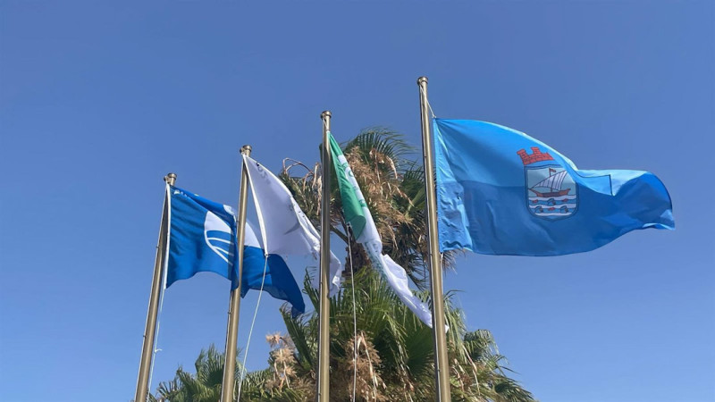 Foto de archivo de banderas azules ondeando en la costa de Almuñécar (AYUNTAMIENTO DE ALMUÑÉCAR)