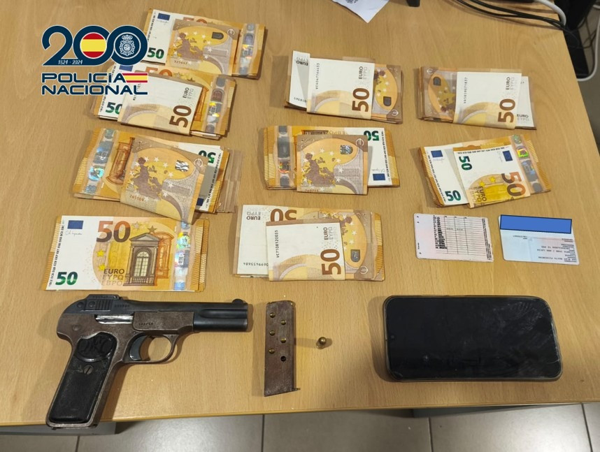 Arma y dinero incautado (POLICIA NACIONAL)