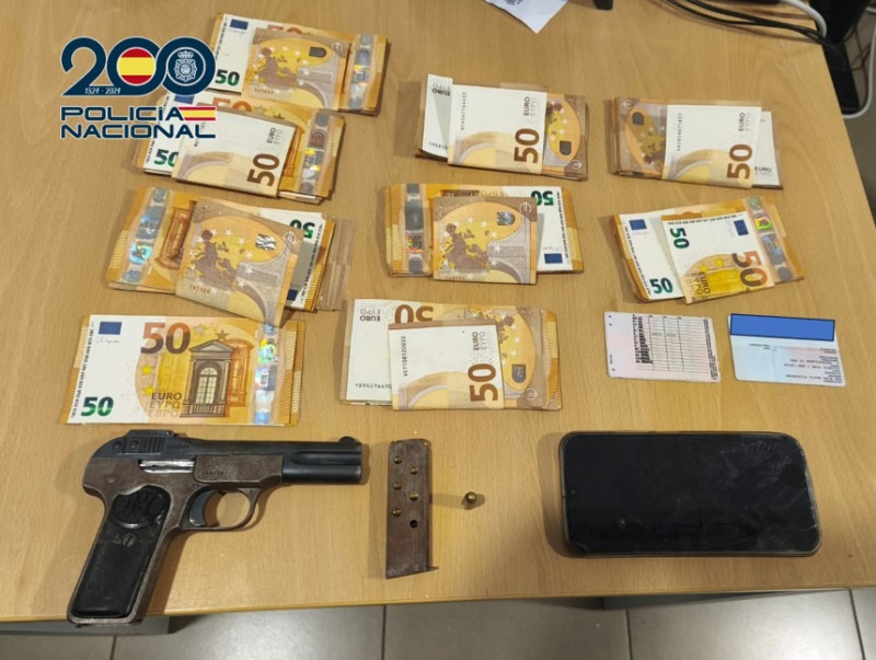 Arma y dinero incautado (POLICIA NACIONAL)