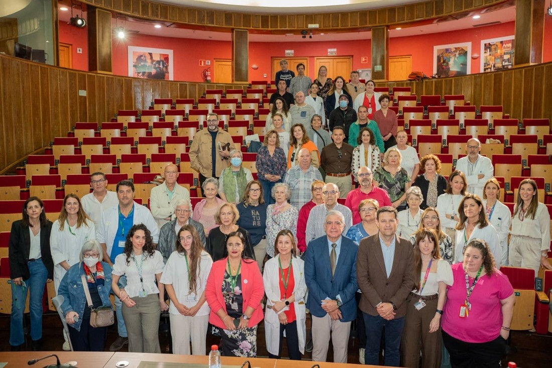 Directivos del hospital Virgen de las Nieves y de Atención Primaria junto a sanitarios y pacientes (JUNTA DE ANDALUCÍA)