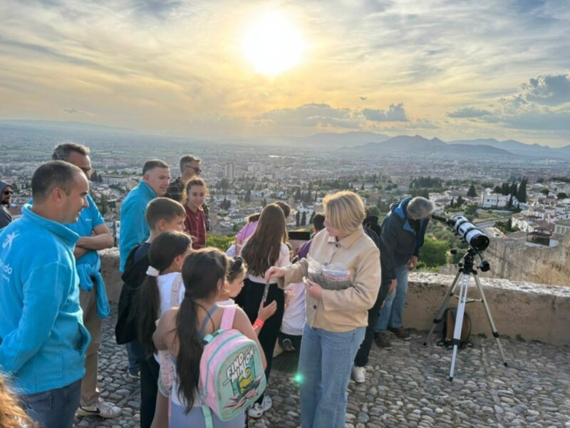 Actividad 'Embajadores de los eclipses' en el mirador de San Miguel Alto de Granada (FUNDACIÓN DESCUBRE)
