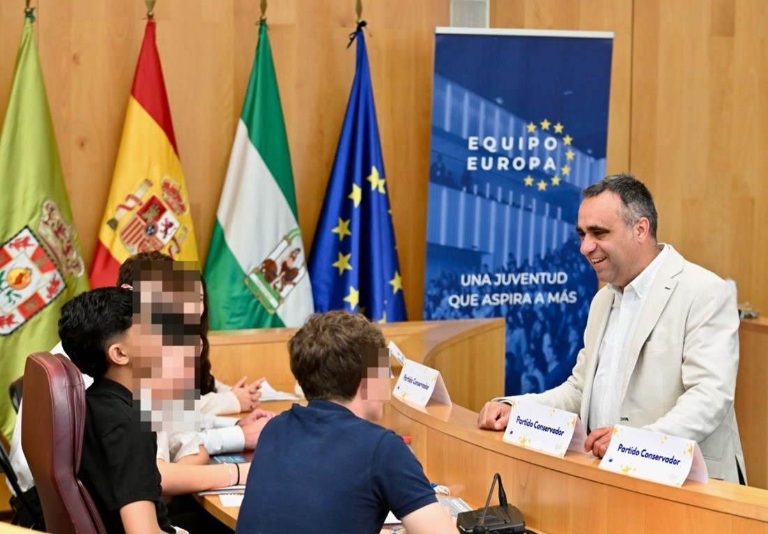 Estudiantes de Secundaria y Bachillerato de toda la provincia han participado en Diputación en el Mini MEU (DIPGRA)
