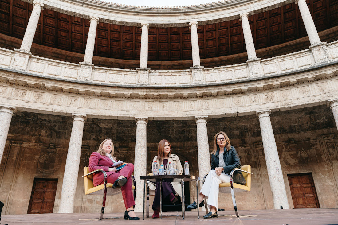 María Dueñas y Dolores Redondo en el Festival de poesía (FIP)