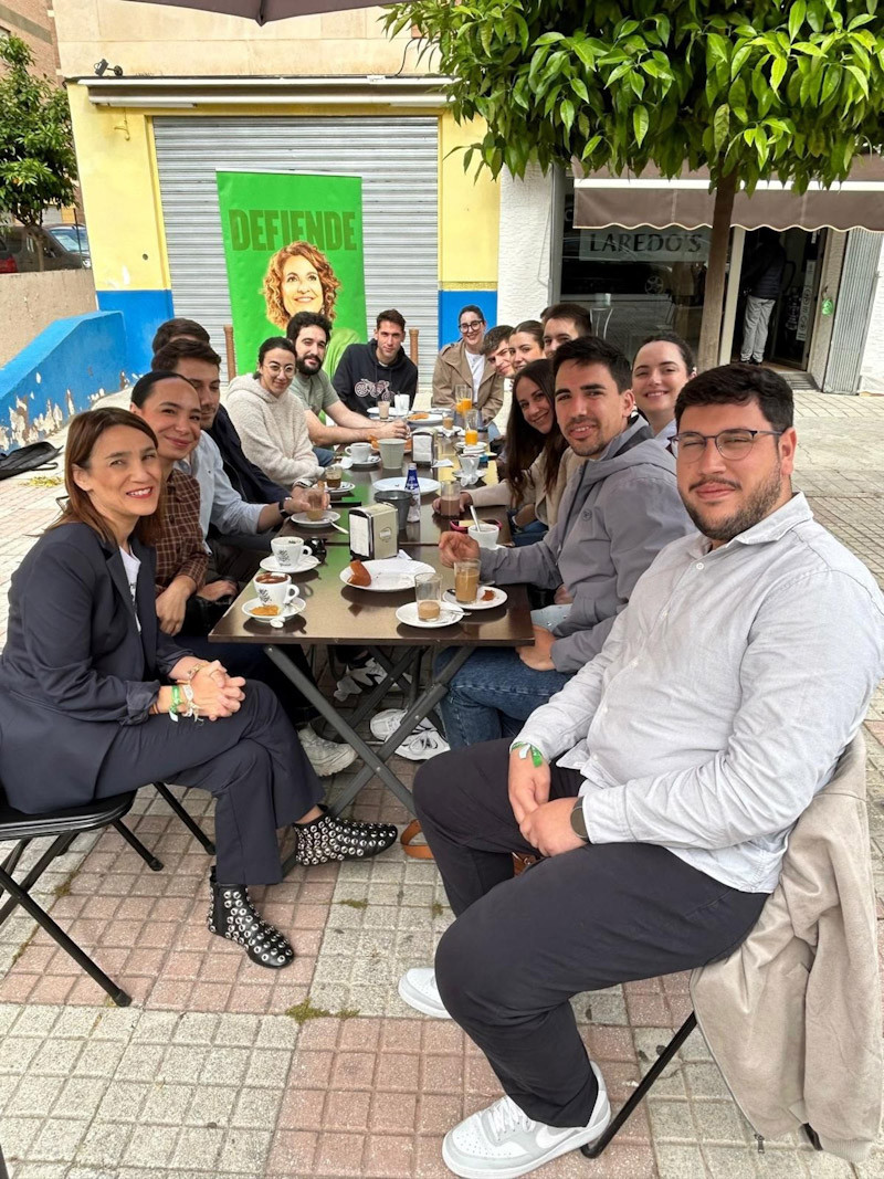 La cabeza de lista del PSOE de Granada al Parlamento andaluz, Olga Manzano, junto al candidato socialista Alberto Parra y el secretario de JSA Granada, Jorge Ibáñez (PSOE DE GRANADA)