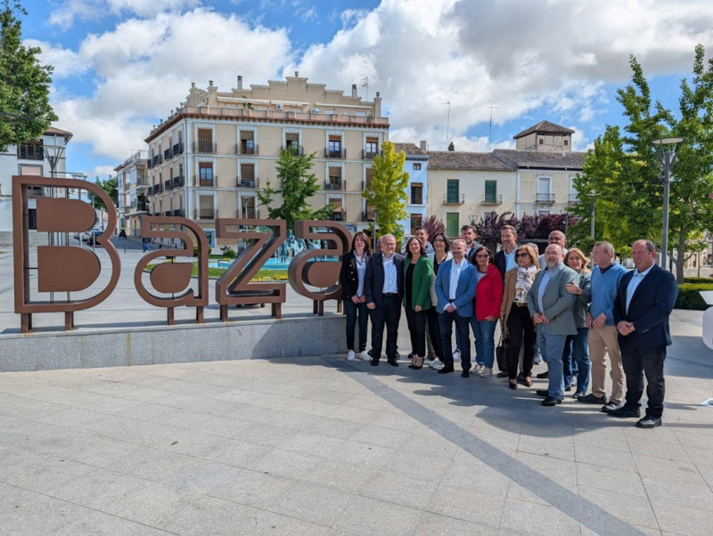La cabeza de lista del PP por Granada al Parlamento andaluz, Rocío Díaz, ha visitado Baza (PP)