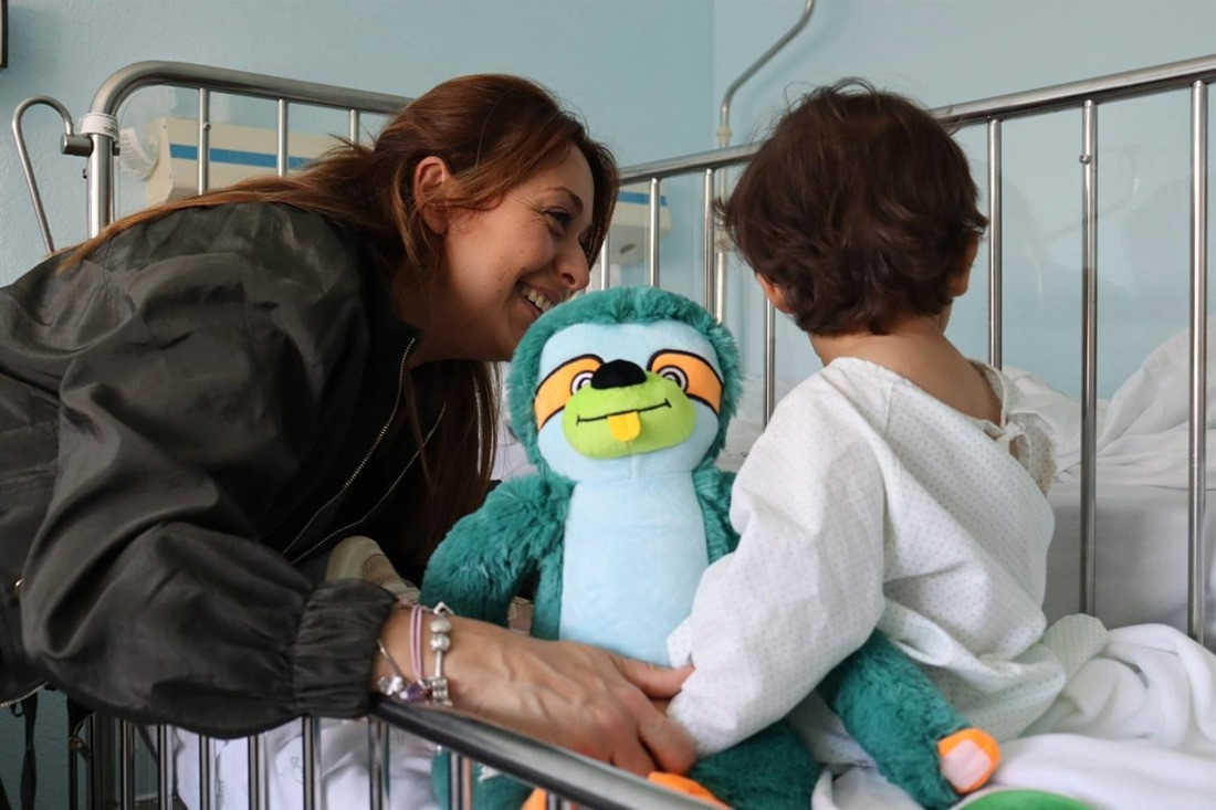 Una mama con su pequeña abrazan a Quiro antes de una intervención.