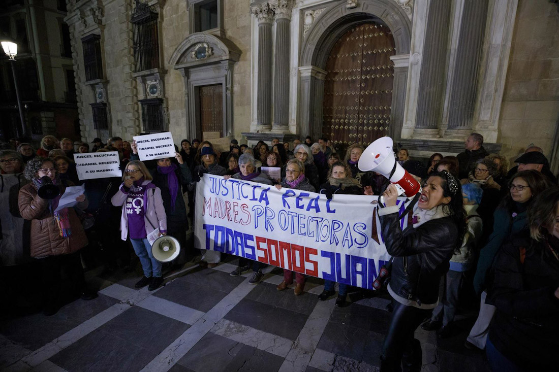Imagen de archivo de un grupo de personas en una concentración a favor de Juana Rivas (ÁLEX CÁMARA - EUROPA PRESS)