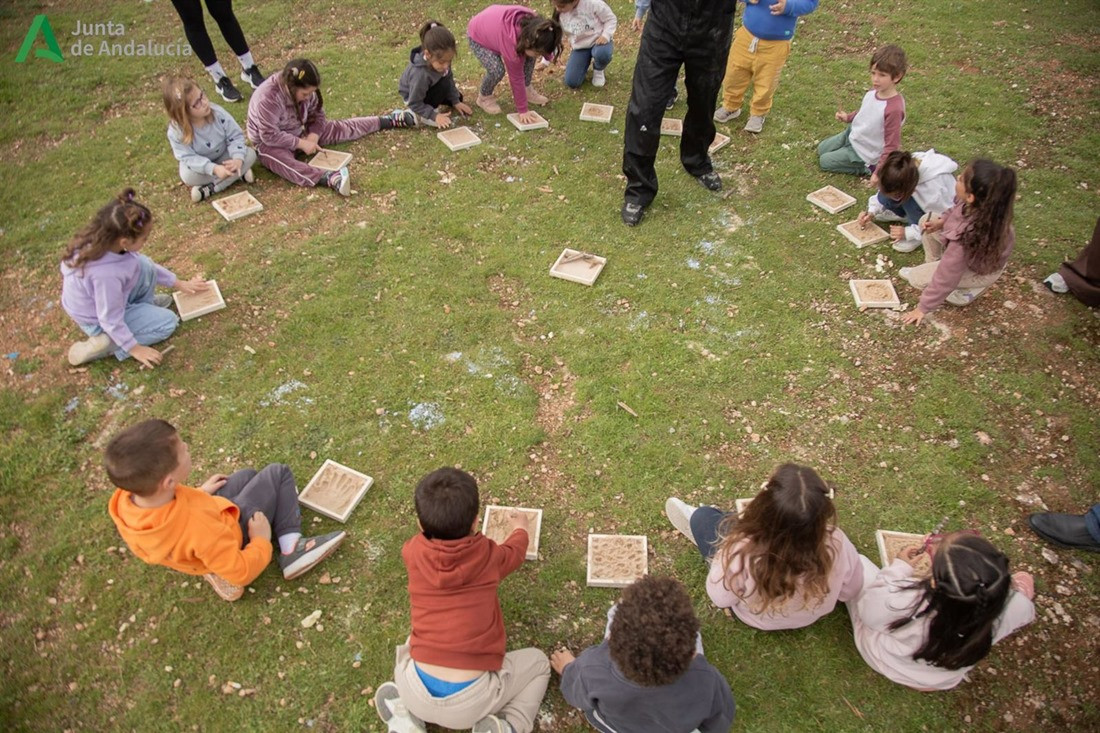 El CEIP Al Zawiya de La Zubia (Granada) ha inaugurado una exposición con las obras realizadas por el alumnado del centro dentro del proyecto 'Huellas, surcos y rastros'(JUNTA)