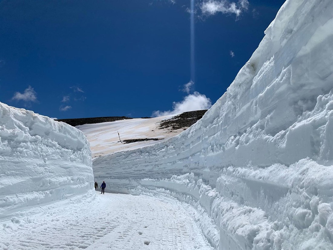 Paredes de seis metros de altura en la limpieza de la carretera del Veleta. (CETURSA SIERRA NEVADA)