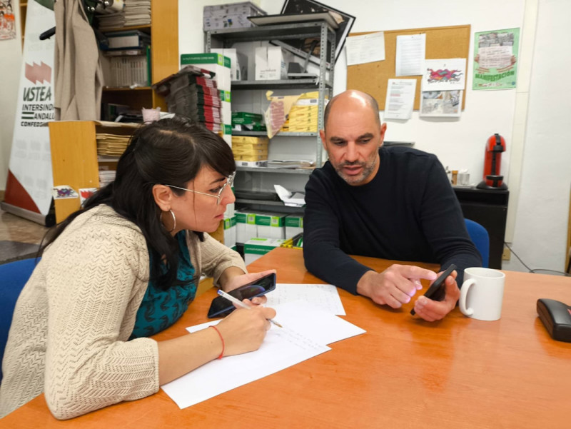 La candidata de Adelante Andalucía por Granada, Inmaculada Manzano, se ha reunido con Alejandro Gutiérrez, dinamizador, profesor de Formación Profesional, para abordar la situación de la FP en la provincia (ADELANTE ANDALUCÍA) La candidata de Adelante Andalucía por Granada, Inmaculada Manzano, se ha reunido con Alejandro Gutiérrez, dinamizador, profesor de Formación Profesional, para abordar la situación de la FP en la provincia (ADELANTE ANDALUCÍA)