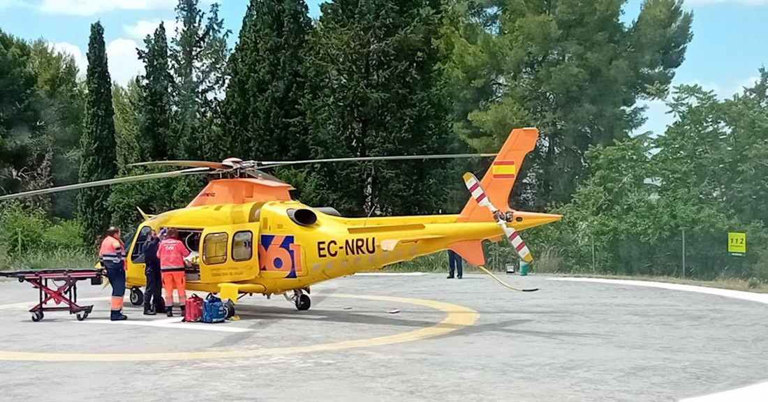 Helicóptero del 061 en la helisuperficie del 112 tras el traslado de la paciente accidentada en Lecrín (112)