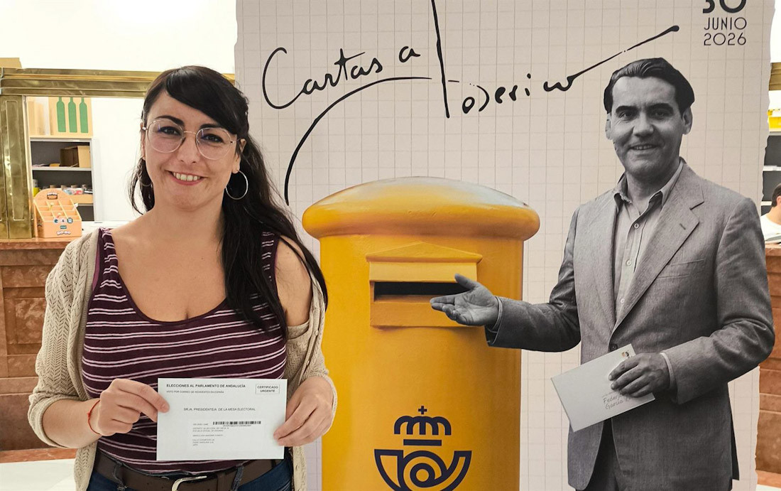 La cabeza de lista de Adelante Andalucía por la provincia de Granada, Inma Manzano, antes de ejercer su derecho al voto (ADELANTE ANDALUCÍA GRANADA)