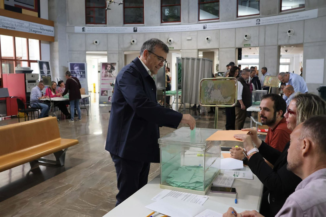 El subdelegado del Gobierno de España en Granada, José Antonio Montilla, ha destacado que la jornada electoral se desarrolla 