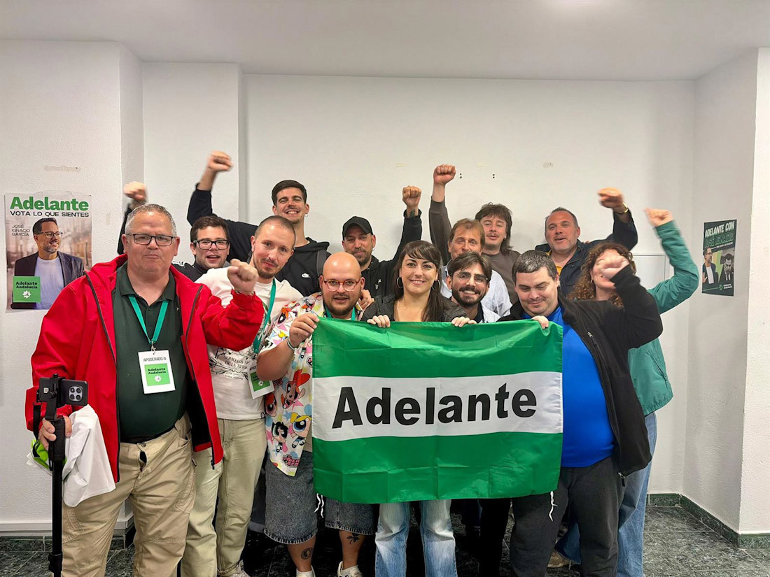 La parlamentaria electa de Adelante Andalucía por Granada, Inma Manzano, junto a compañeros de la formación, celebrarn los resultados electorales del 17M que han permitido que tenga una representante en la cámara legislativa regional (ADELANTE ANDALUCÍA)