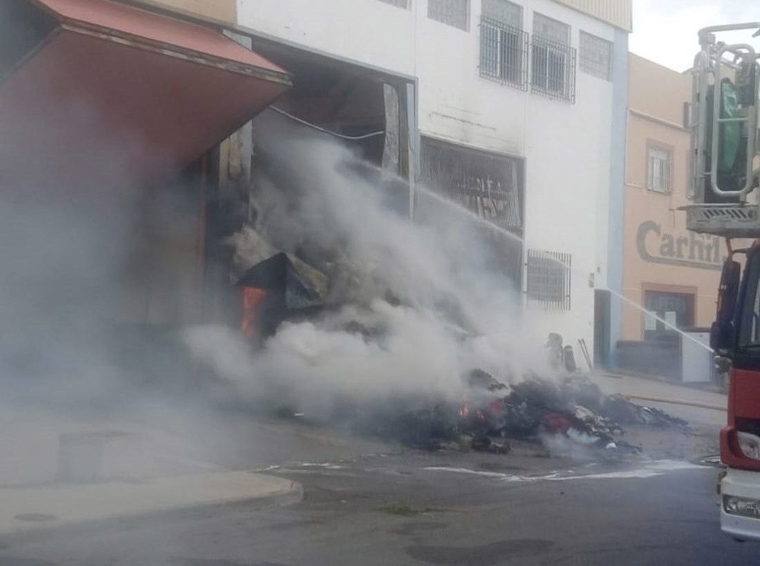 Vista del incendio en una nave de textil en el polígono Juncaril que se declaró el domingo 17 de mayo (PROTECCIÓN CIVIL PELIGROS)