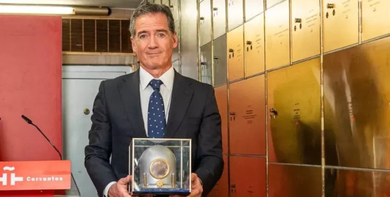 El director de la Escuela de Ingenieros Aeronáuticos, Gustavo Alonso, con la escafandra diseñada por el granadino Emilio Herrera (INSTITUTO CERVANTES)