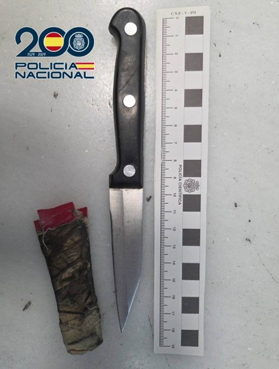 Cuchillo intervenido al hombre de 59 años que amenazó e intentó apuñalar a un agente de la Policía Nacional en el distrito Norte de Granada (POLICÍA NACIONAL)