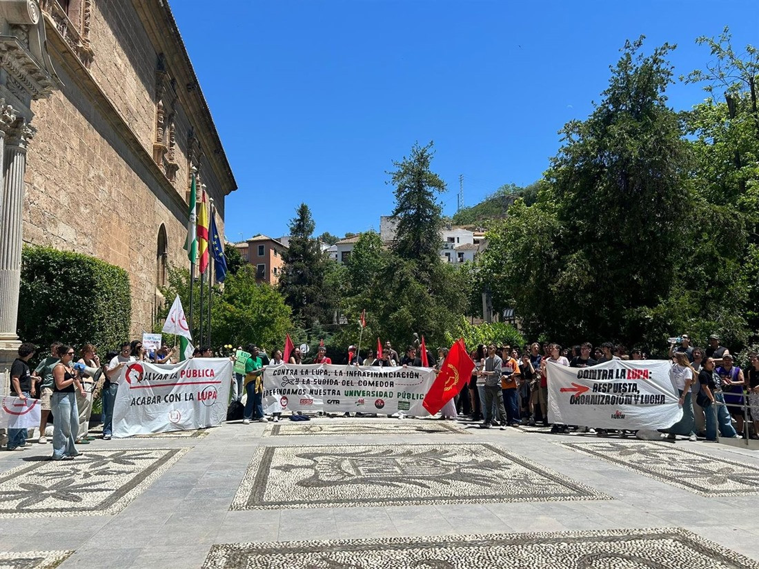 Concentración convocada a las puertas del Hospital Real durante el paro académico en la UGR (DELEGACIÓN GENERAL DE ESTUDIANTES)