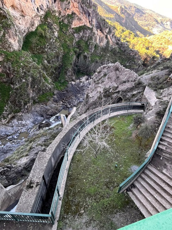 Canal de los Franceses al pie de la presa de Quéntar (CONFEDERACIÓN HIDROGRÁFICA DEL GUADALQUIVIR)