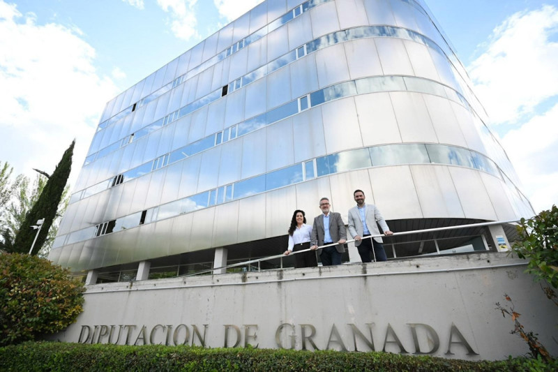 El diputado de Fondos Europeos, Desarrollo, Industria y Empleo, Antonio Díaz, junto al presidente de AJE Granada, Alejandro Aguado (DIPUTACIÓN DE GRANADA) El diputado de Fondos Europeos, Desarrollo, Industria y Empleo, Antonio Díaz, junto al presidente de AJE Granada, Alejandro Aguado (DIPUTACIÓN DE GRANADA)