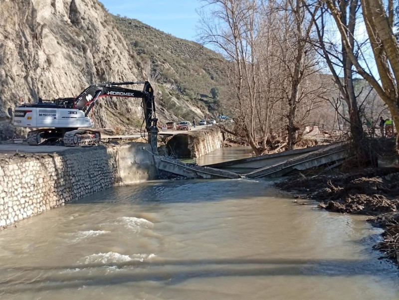 Tareas de demolición del puente de Aguas Blancas, en Dúdar, a finales de febrero (AYUNTAMIENTO DE DÚDAR)