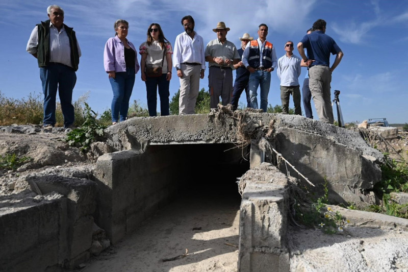 El delegado del Gobierno andaluz en Granada, Antonio Granados, ha visitado las obras de emergencia que la Junta ejecuta en el camino rural El Arroyo, en el término municipal de Láchar (JUNTA)