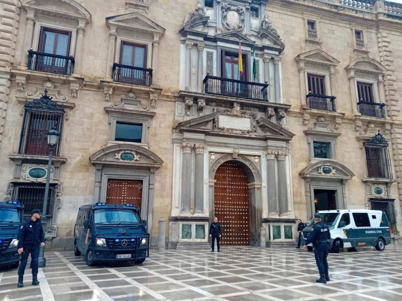 Varios furgones de la Policía Nacional en la Real Chancillería de Granada (EUROPA PRESS)