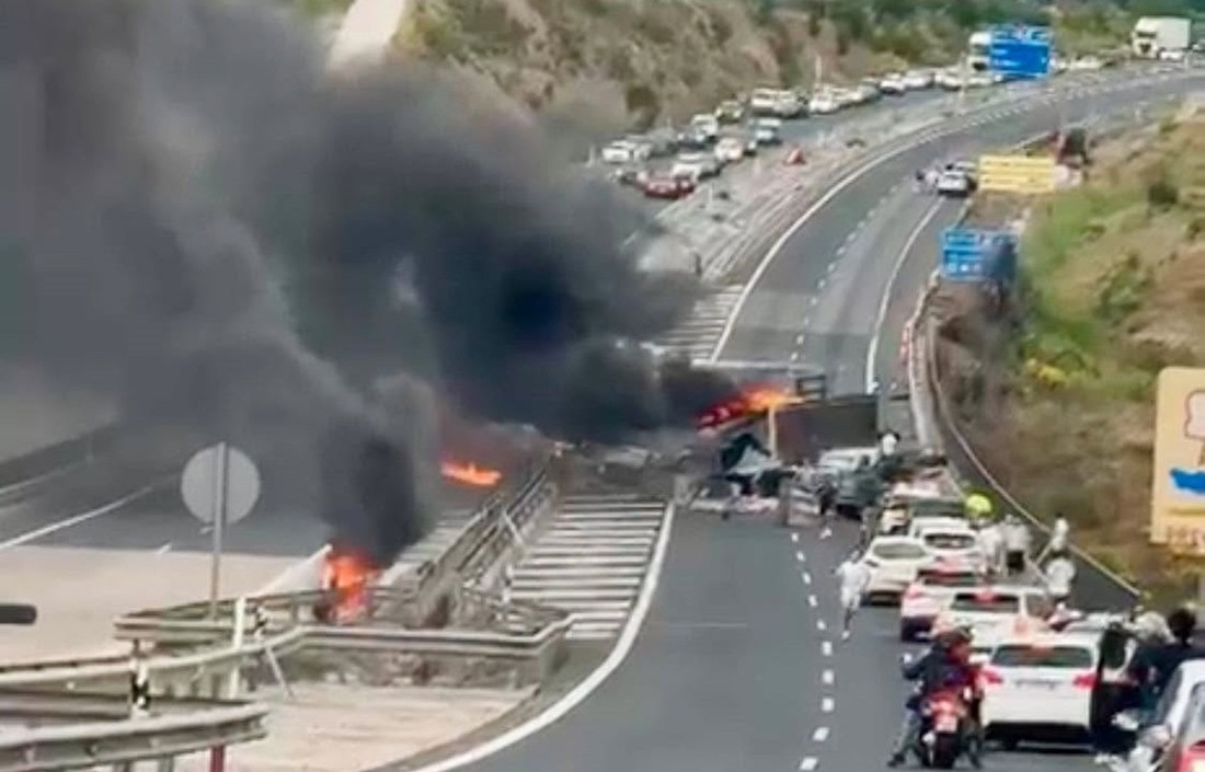 Dos camiones colisionaron este pasado domingo por la tarde-noche en la A-92 a la altura de Alfacar (ASOC. VOLUNTARIADO PROTECCIÓN CIVIL Y EMERGENCIAS)