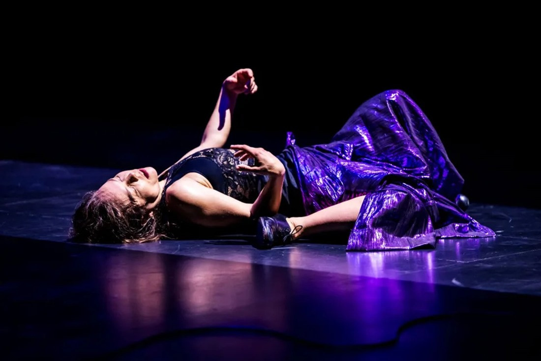 Rocío Molina en la puesta en escena de 'Calentamiento' (JUNTA, AAIICC)