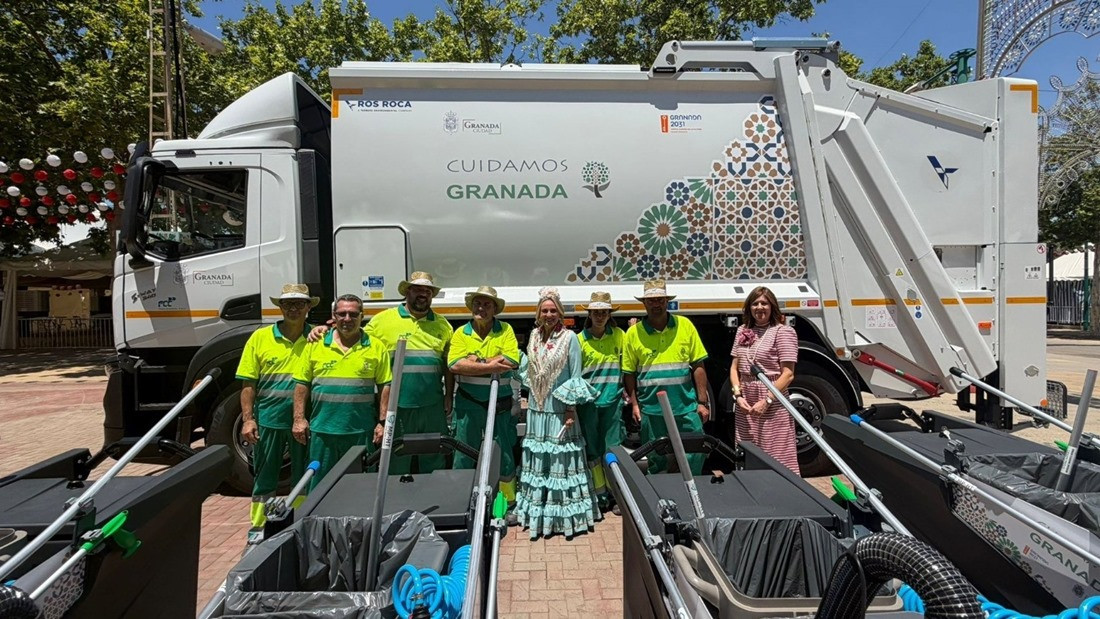 Trabajadores del servicio de limpieza en la ciudad de Granada junto a la alcaldesa, Marifrán Carazo (AYUNTAMIENTO DE GRANADA)