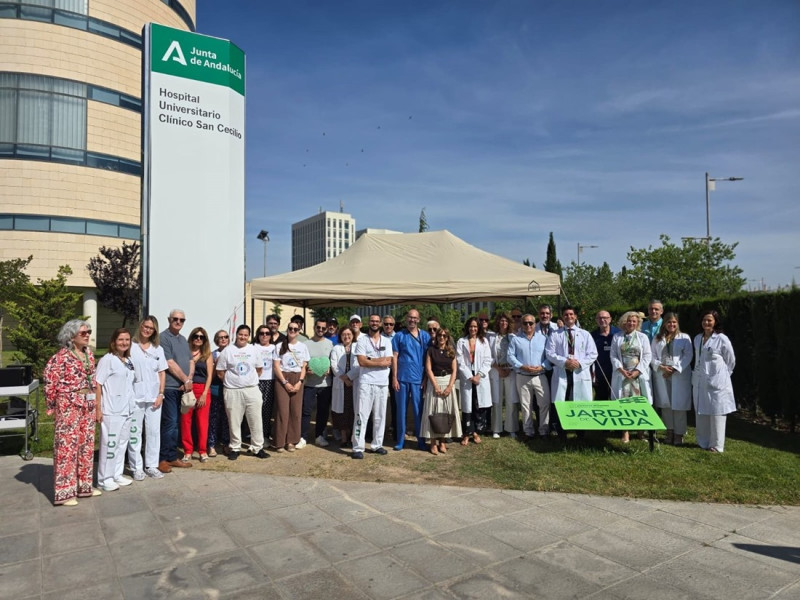 El Hospital Clínico San Cecilio ha ampliado su 'Jardín de Vida' este martes con la plantación de un nogal, símbolo de reconocimiento y gratitud hacia las personas donantes y sus familias (JUNTA)