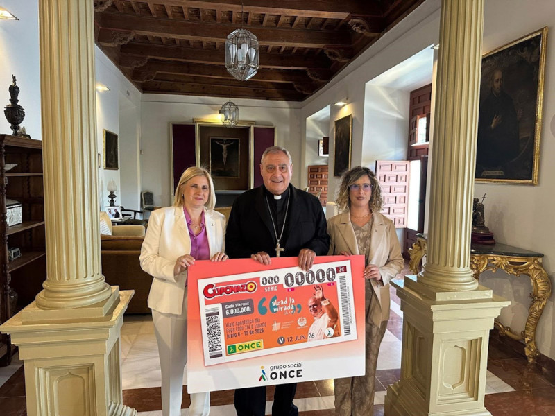 José María Gil Tamayo ha recibido el cupón de manos de la directora de la ONCE en Granada, Carmen Aguilera, y de la consejera territorial, Piedad Joyera (ONCE)
